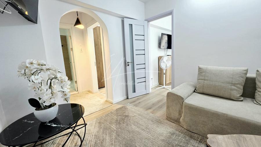 Apartament cu 3 camere semidecomandat, mobilat în Unirii
