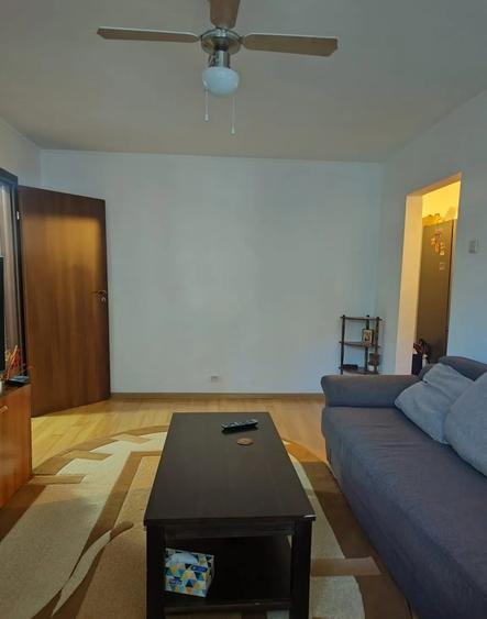 Apartament cu 3 camere semidecomandat în Giurgiului
