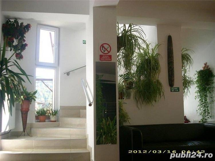 Casă individuală cu 13 camere cu Canalizare în Central