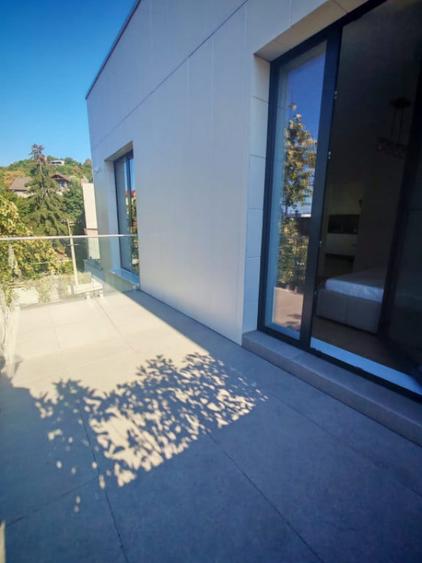 Apartament cu 3 camere semidecomandat în Gruia