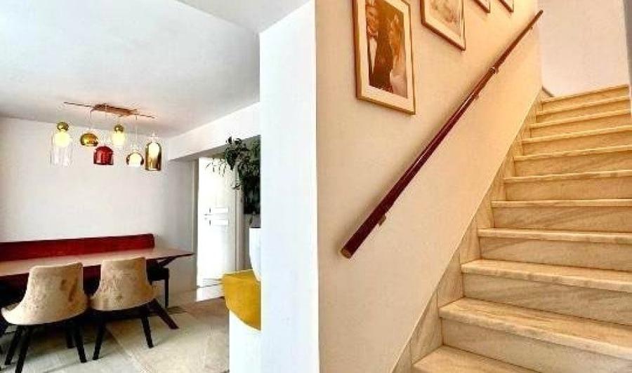Casă cu 5 camere cu Teren 140 Mp în Domenii