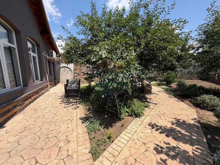 Casă individuală cu 4 camere cu Teren 557 Mp în Central
