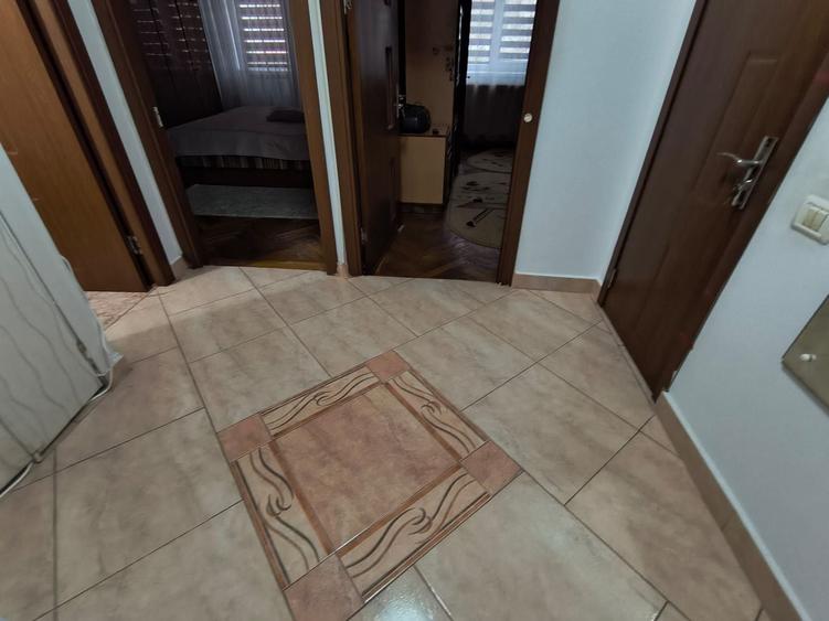 Apartament cu 3 camere decomandat în Delfinariu