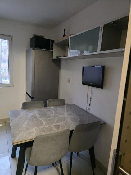 Apartament cu 4 camere decomandat în Apusului