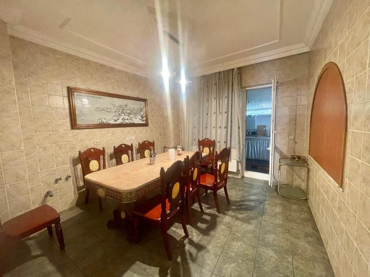 Casă cu 8 camere cu Garaj în Barbu Văcărescu
