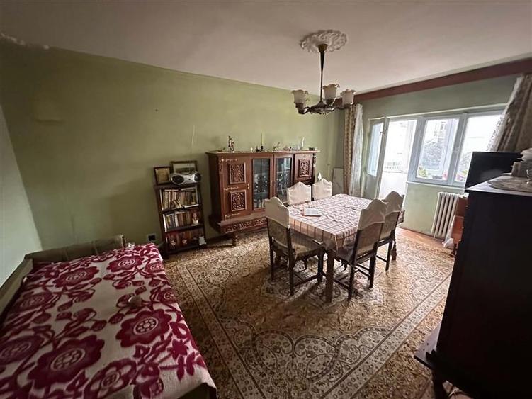 Apartament cu 3 camere decomandat în Bucovina