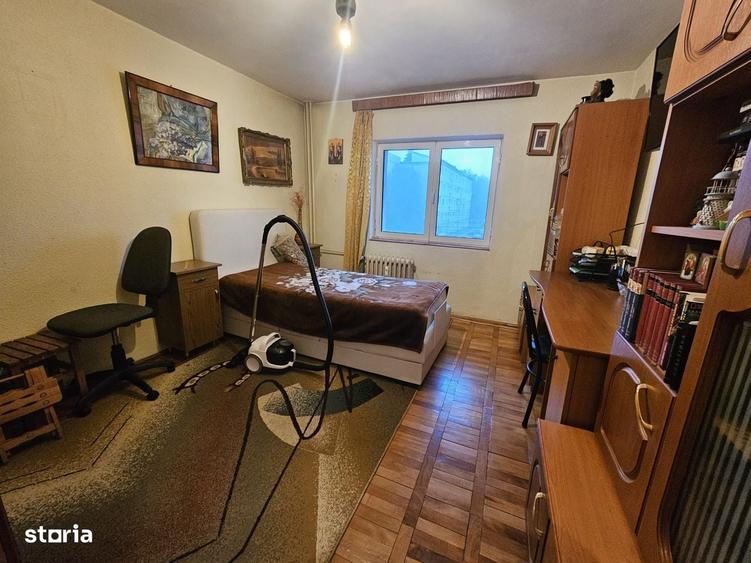 Apartament cu 3 camere semidecomandat în George Enescu