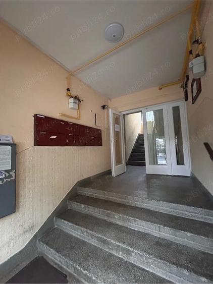 Apartament cu 3 camere semidecomandat în Central