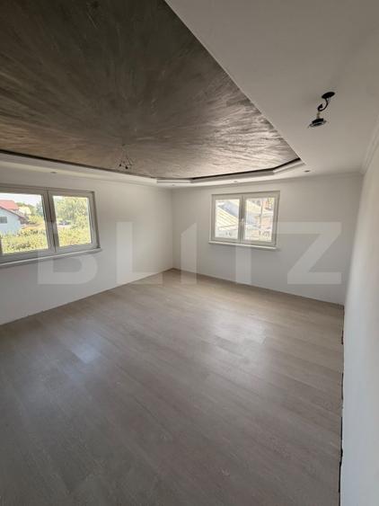 Casă individuală cu 9 camere cu Teren 800 Mp în Periferie