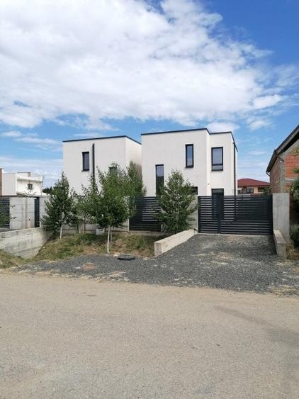 Duplex cu 4 camere cu Canalizare în Moșnița Nouă