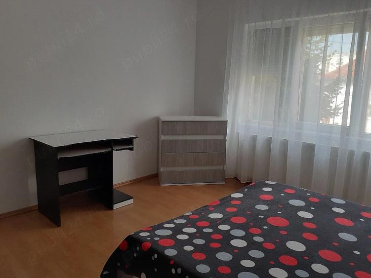 Proprietar inchiriez apartament spa?ios 3 camere + garaj zona Pia?a Spitalului - 1