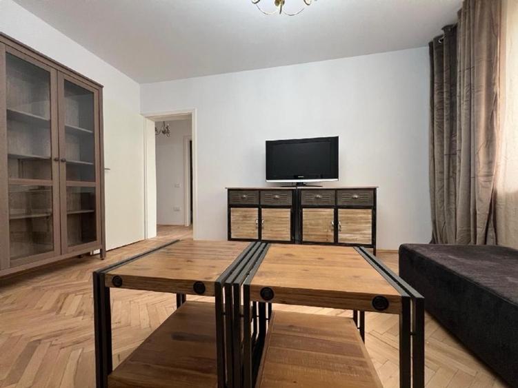 Apartament cu 3 camere semidecomandat, mobilat în Gara de Nord