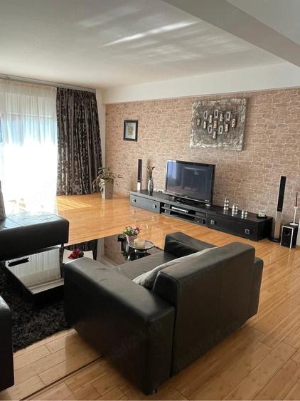 Apartament cu 3 camere decomandat în Republicii