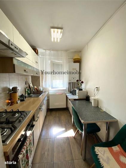 Apartament cu 3 camere semidecomandat în Craiovița Nouă