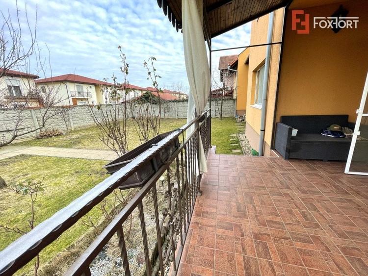 Casă individuală cu 7 camere cu Canalizare în Dumbrăvița