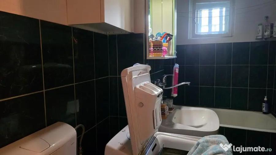 Apartament cu 4 camere semidecomandat în Gojdu