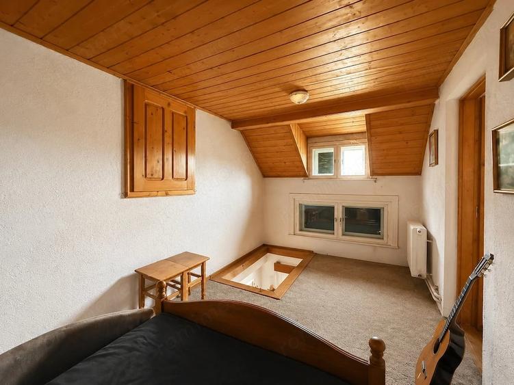 Casă cu 5 camere cu Teren 500 Mp în Central