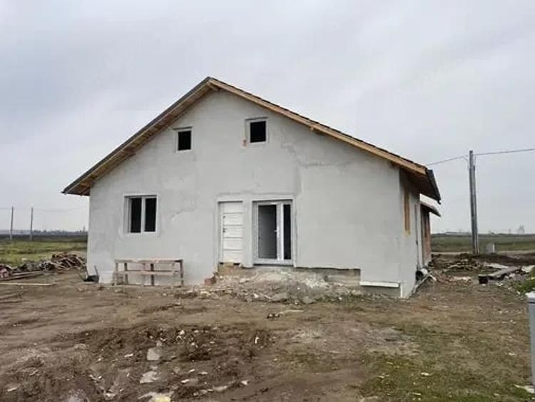 Casă cu Teren 275 Mp în 1 Decembrie