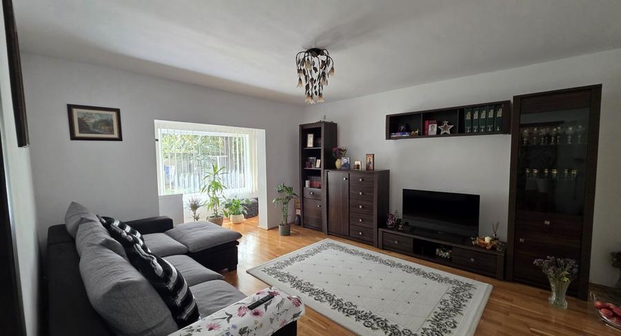 Apartament cu 3 camere decomandat, mobilat în Aradului