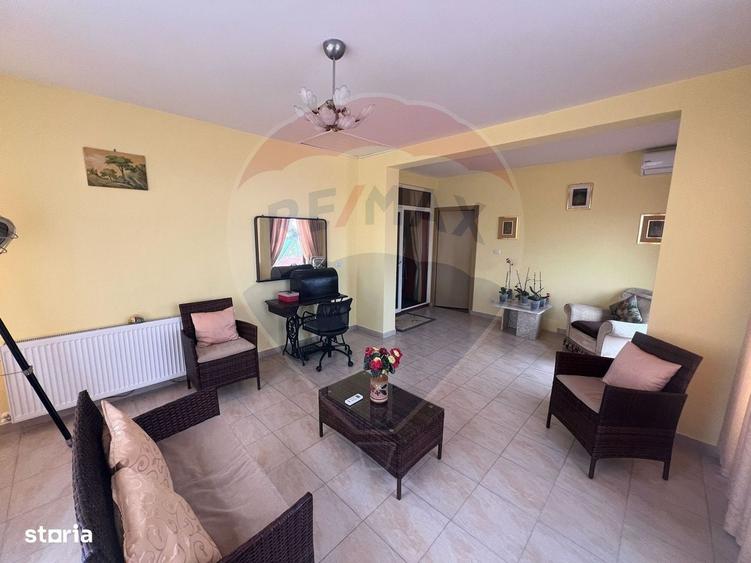 Casă cu 4 camere cu Teren 983 Mp în Garoafa