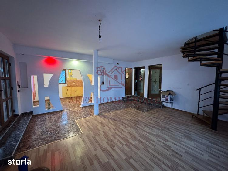 Casă cu 7 camere cu Teren 1765 Mp în Orțișoara