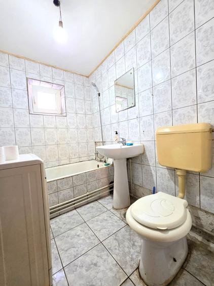 Apartament cu 3 camere decomandat în 1 Decembrie
