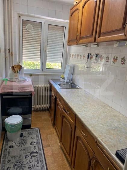 Apartament cu 3 camere semidecomandat, mobilat în Dacia