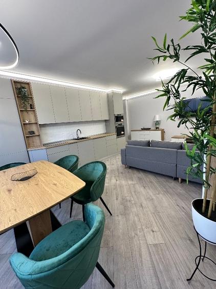 Apartament cu 3 camere decomandat, mobilat în Florești