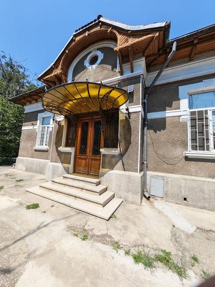 Casă individuală cu 7 camere cu Canalizare în Moșilor