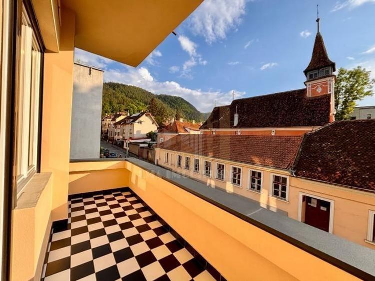 Apartament cu 3 camere semidecomandat în Schei