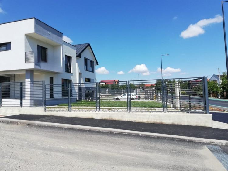 Casă individuală cu 4 camere cu Canalizare în Iris