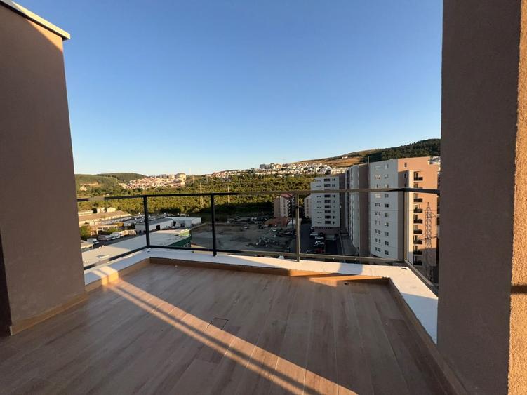 Apartament cu 3 camere semidecomandat în Florești