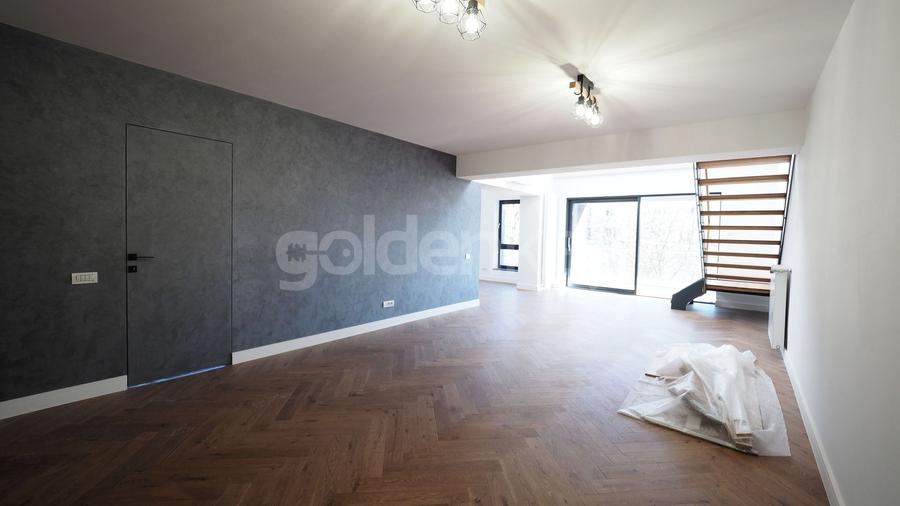 Apartament cu 4 camere semidecomandat în Băneasa