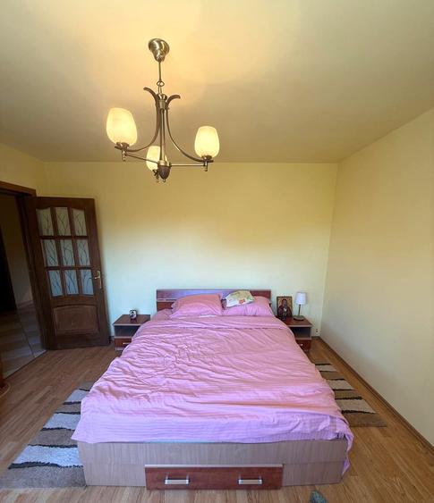 Casă cu 6 camere cu Teren 1600 Mp în Călugăreni