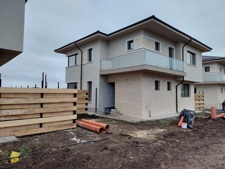 Casă individuală cu 5 camere cu Canalizare în Corbeanca