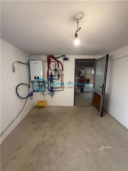 Casă individuală cu 5 camere cu Teren 3700 Mp în Central