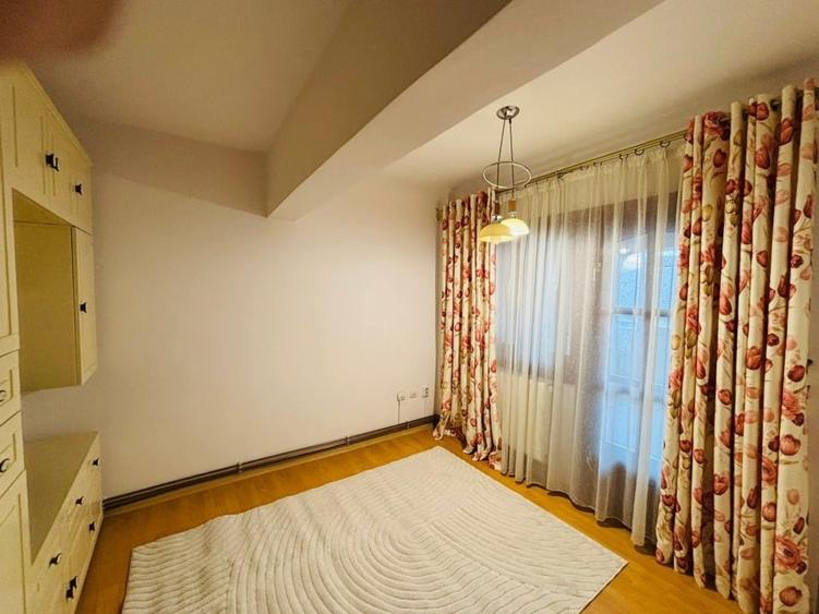 Apartament cu 4 camere decomandat în Central