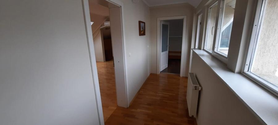 Casă individuală cu 5 camere cu Canalizare în 7 Noiembrie