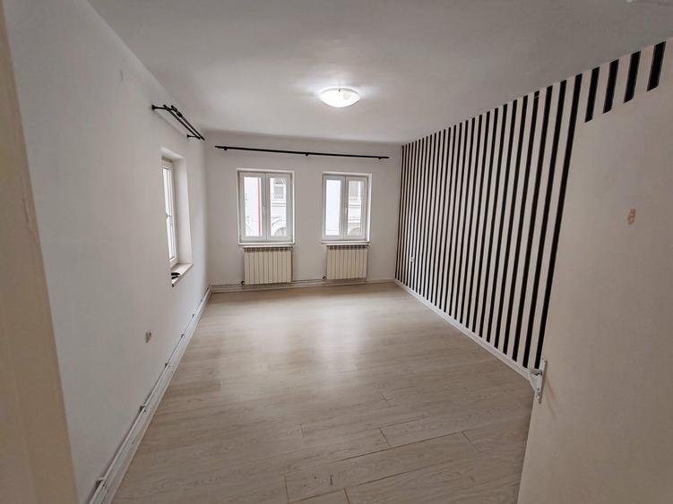 Apartament cu 3 camere semidecomandat, mobilat în Moșilor