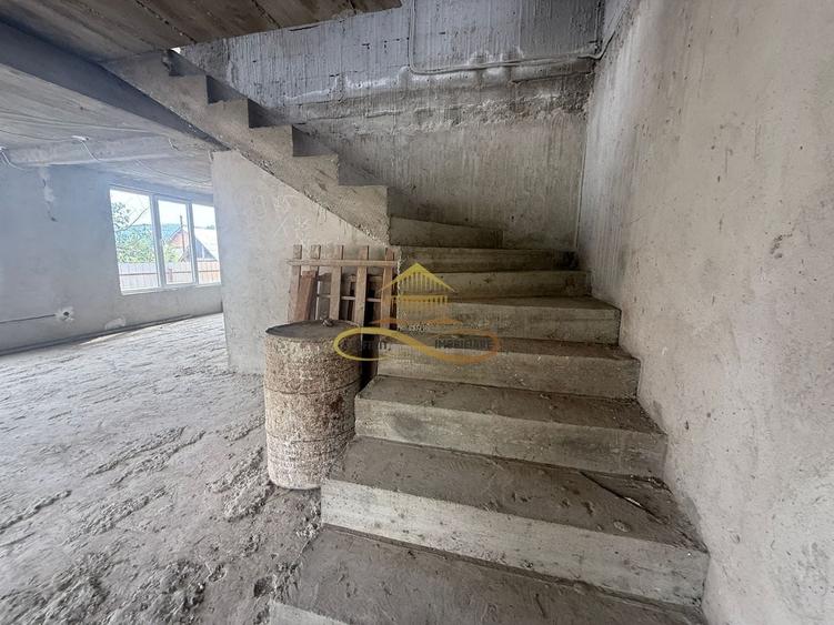 Casă individuală cu 5 camere cu Canalizare în Luncani