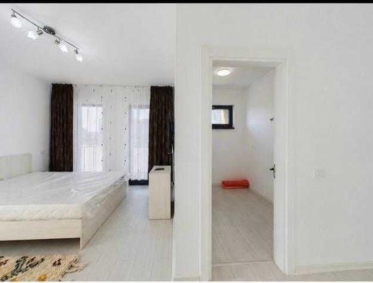 Apartament cu 3 camere decomandat în Exterior Vest