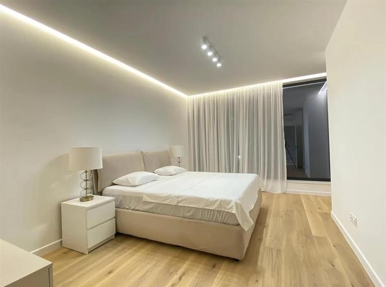 Casă individuală cu 5 camere cu Garaj în Pipera