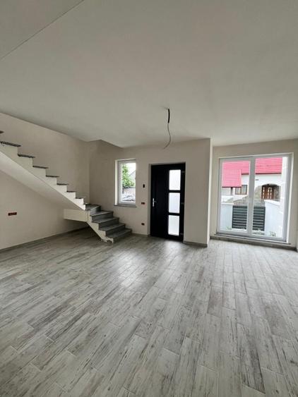 Duplex cu 5 camere cu Canalizare în Central