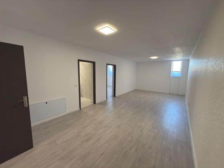 Casă individuală cu 9 camere cu Canalizare în Central