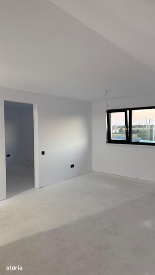 Casă cu 5 camere cu Teren 405 Mp în Crevedia