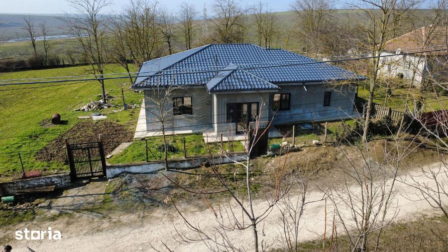Casă cu 4 camere cu Teren 2561 Mp în Cobadin