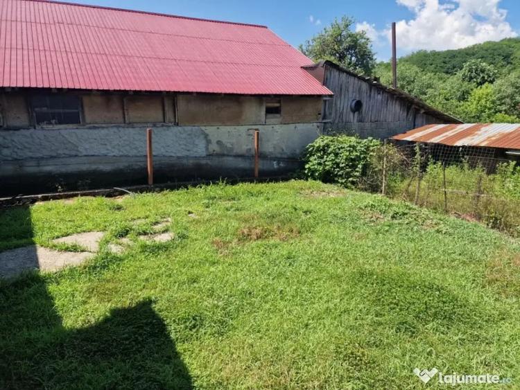 Casă cu 4 camere cu Teren 400 Mp în Călinești