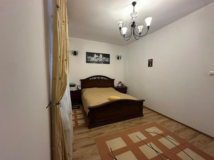 Casă cu 8 camere decomandat cu Teren 1000 Mp în Bucium