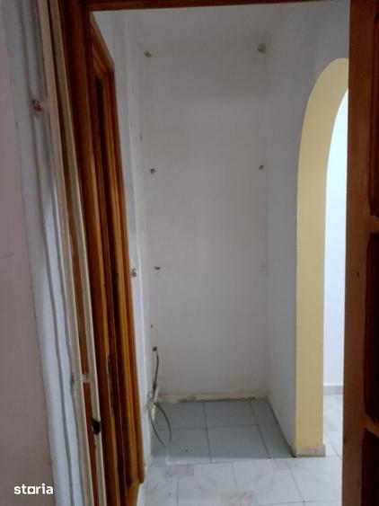 Apartament cu 2 camere decomandat în Calarași 4