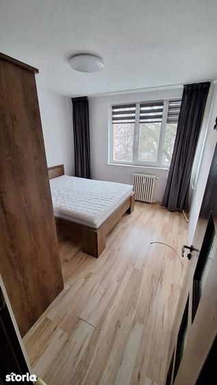 Apartament cu 3 camere semidecomandat în Calea București